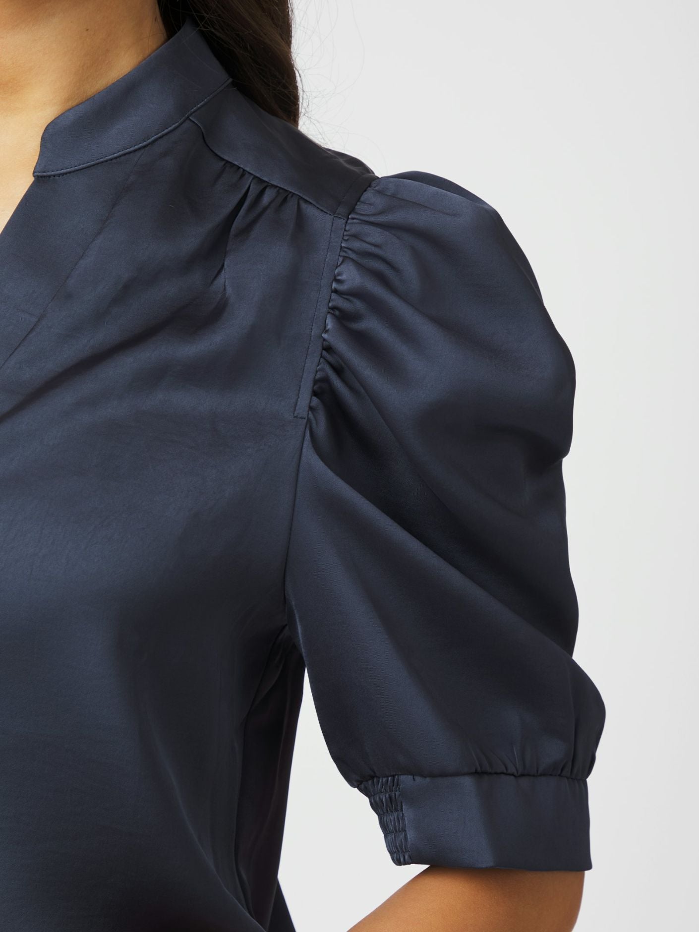 ROELLA HEAVY SATEEN BLOUSE